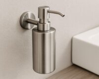 Een moderne, grijze badkamer met een ingebouwd zeeppompje boven een wastafel