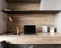 Rustige werkplek met open wandplank, laptop en subtiele decoratie