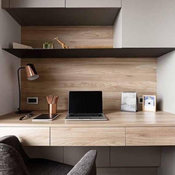 Rustige werkplek met open wandplank, laptop en subtiele decoratie