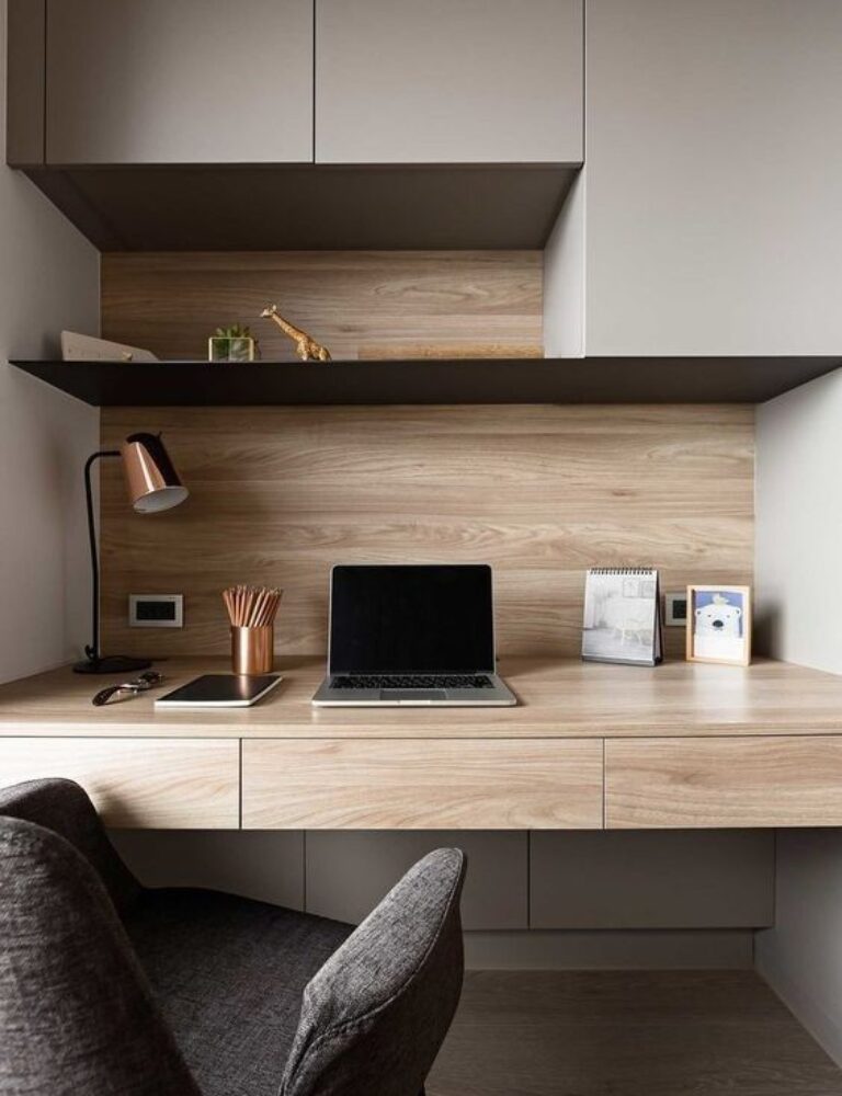 Rustige werkplek met open wandplank, laptop en subtiele decoratie